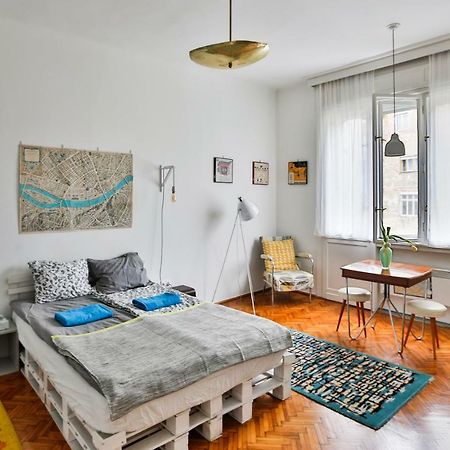 Bright Lights, Big City Studio Budapest Luaran gambar