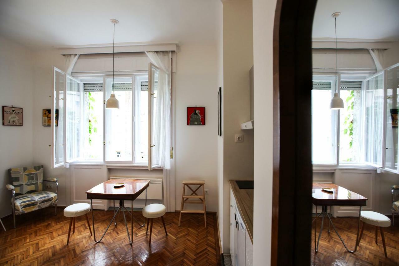 Bright Lights, Big City Studio Budapest Luaran gambar
