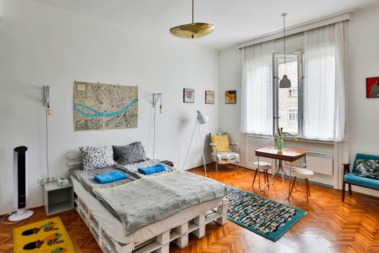 Bright Lights, Big City Studio Budapest Luaran gambar