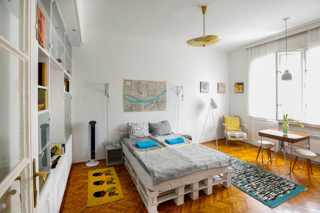 Bright Lights, Big City Studio Budapest Luaran gambar